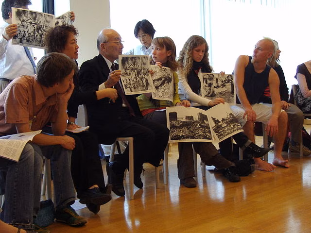 Ein Hibakusha, ein &Uuml;berlebender des Atombombenangriffs auf Nagasaki, erz&auml;hlt jungen Menschen von seinen Erlebnissen und zeigt Bilder.
