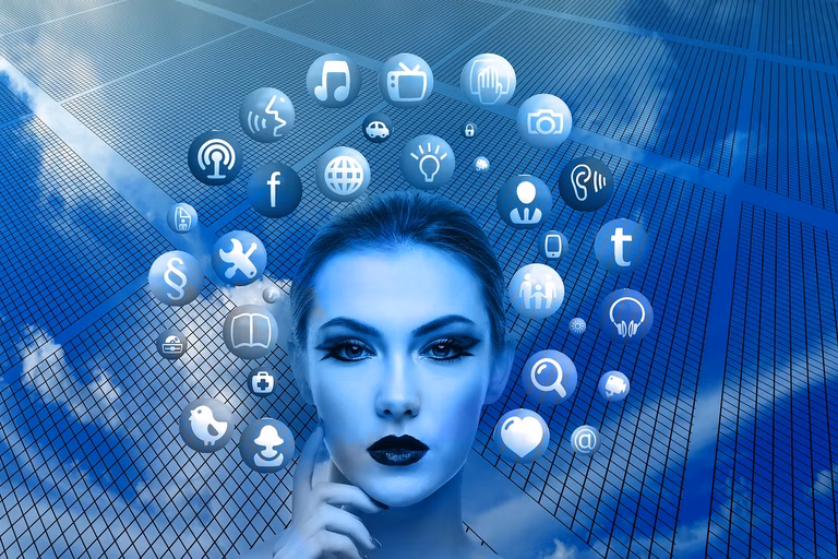 Frau mit vielen Icons um den Kopf 