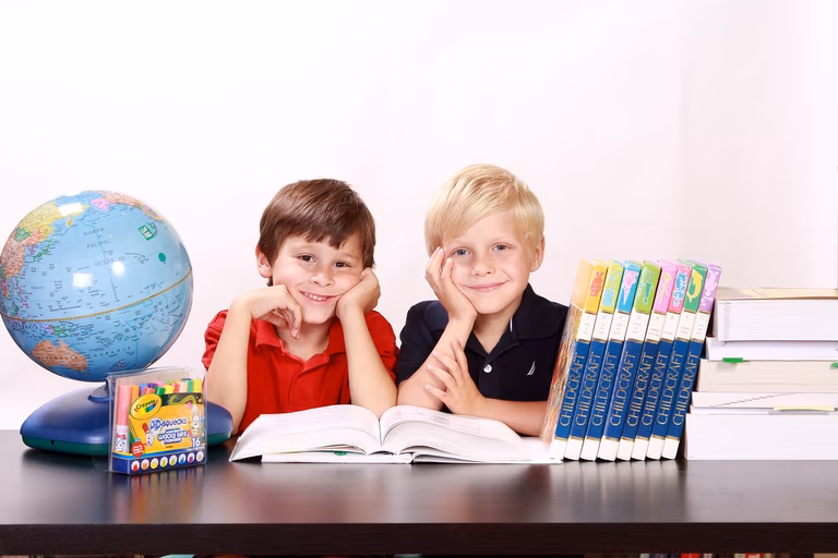Jungen in der Schule