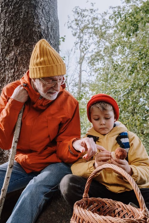 Opa mit Enkel in Natur