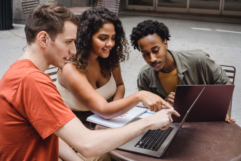 Menschen am Laptop
