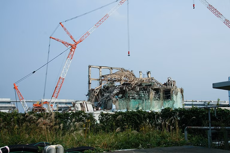 Das zerst&ouml;rte Kraftwerk in Fukushima nach dem Unfall
