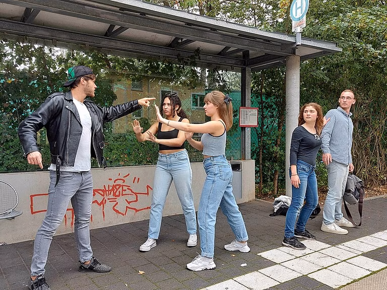Zwei Frauen sch&uuml;tzen Passanten vor einem Schl&auml;ger