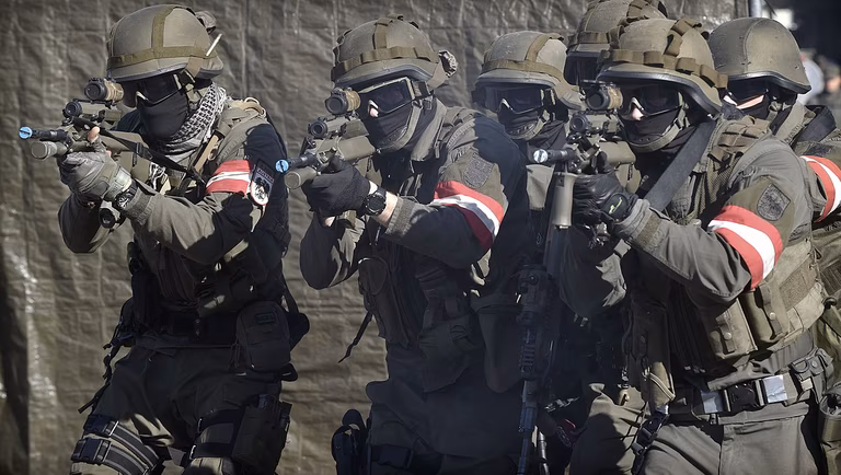 Soldaten des J&auml;gerbataillons 25 w&auml;hrend einer Gefechtsvorf&uuml;hrung.