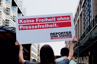 Ein Plakat zur Pressefreiheit auf einer Demo