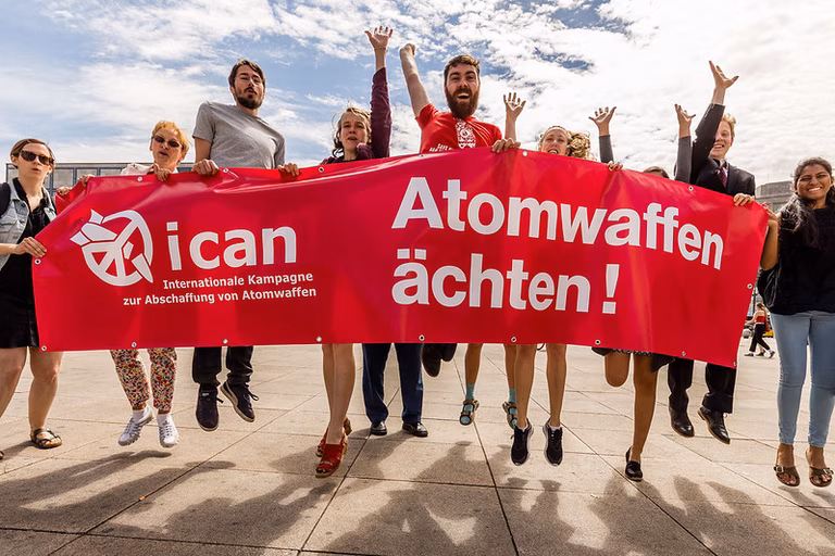 Aktion zum 1. Jahrestag des Vertrags zum Verbot von Atomwaffen am Alexanderplatz, 7. Juli.