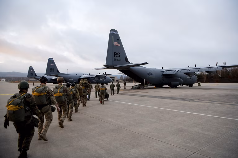 US-Soldaten laufen zu einem US-Flugzeug in Ramstein