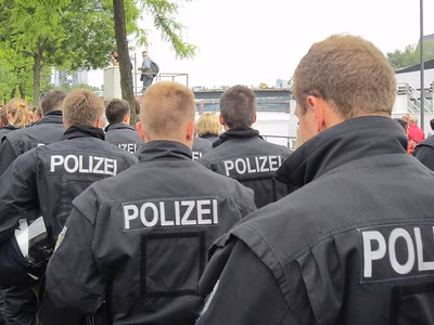 Mehrere Polizisten in einer Reihe von hinten 
