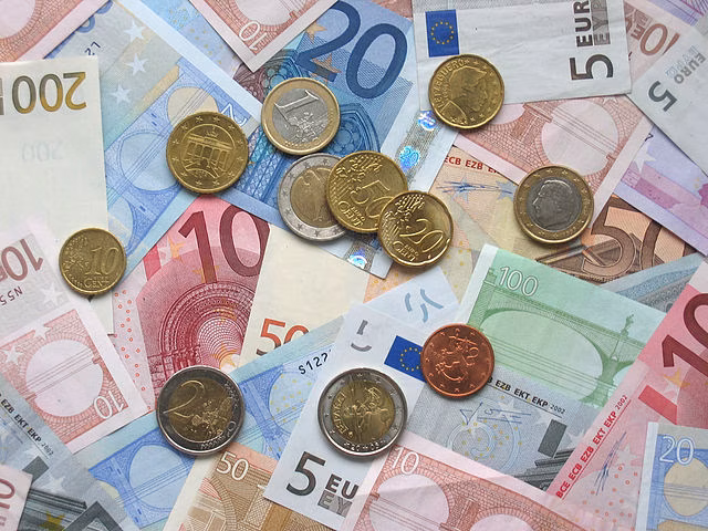 Mehrere Euro-M&uuml;nzen und Scheine