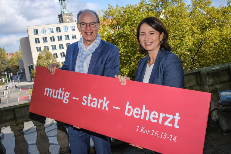 Landesbischof Ralf Meister und Pr&auml;sidentin Anja Siegesmund mit Losung, Evangelischer Kirchentag in Hannover 2023 (Foto: Jens Schulze)
