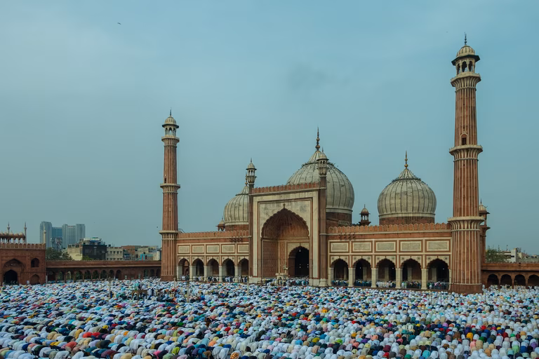 Betende vor Moschee