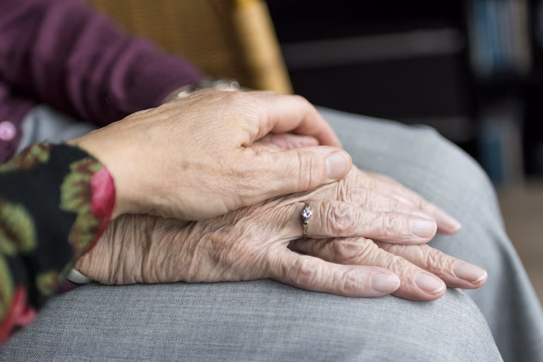 junge Hand h&auml;lt alte Hand