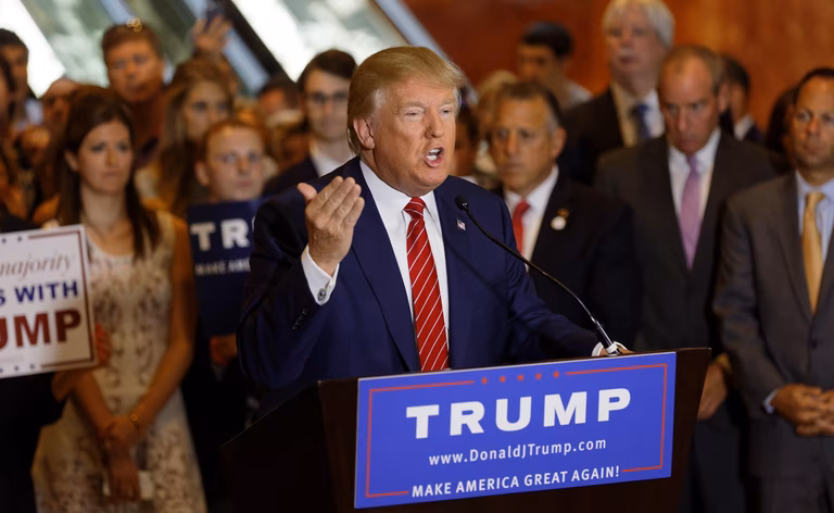 Trump bei einer Rede auf einem Podest