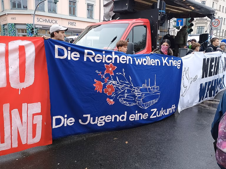 Eine Demo gegen die Wehrpflicht mit Bannern