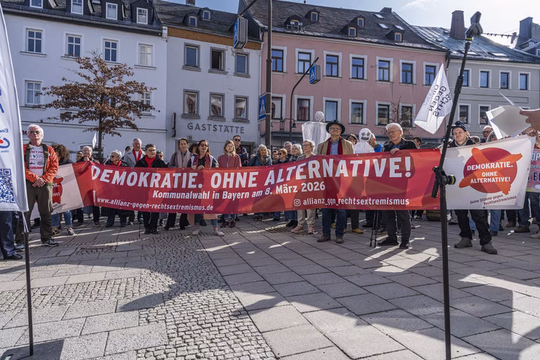 Kampagne &bdquo;St&auml;rkt die Rath&auml;user &ndash; st&auml;rkt die Demokratie!&ldquo; mit Menschenkette und Orchesterbegleitung vor den Kommunalwahlen am 8. M&auml;rz 2026.