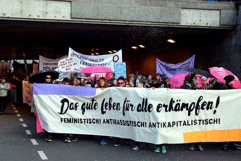 Eine Demo zum Frauenkampftag mit Schildern
