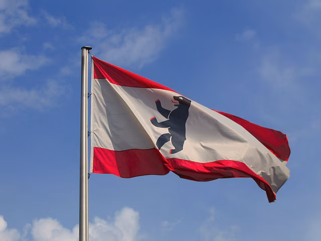 Die Flagge von Berlin im Wind