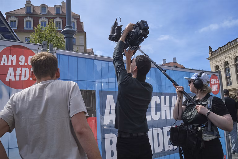 Ein Medienteam filmt eine AfD-Veranstaltung