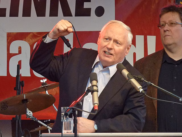 Lafontaine bei einer Rede auf dem Rathausplatz in Freiburg 2011