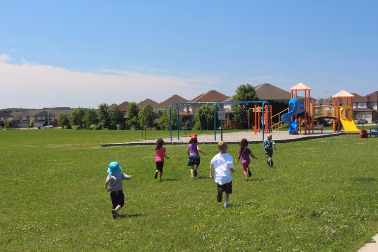 Kinder spielen in einem Park