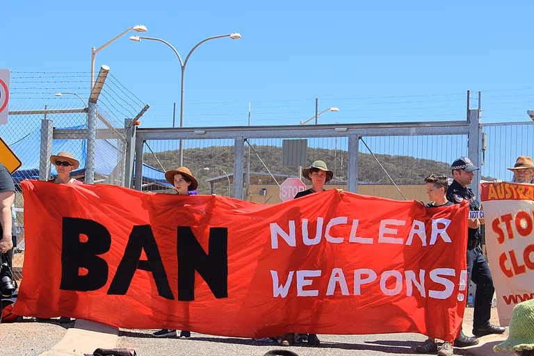 Friedens-/Anti-Atomkraft-Protest auf dem gemeinsamen Verteidigungsst&uuml;tzpunkt Pine Gap, Australien, im Jahr 2016