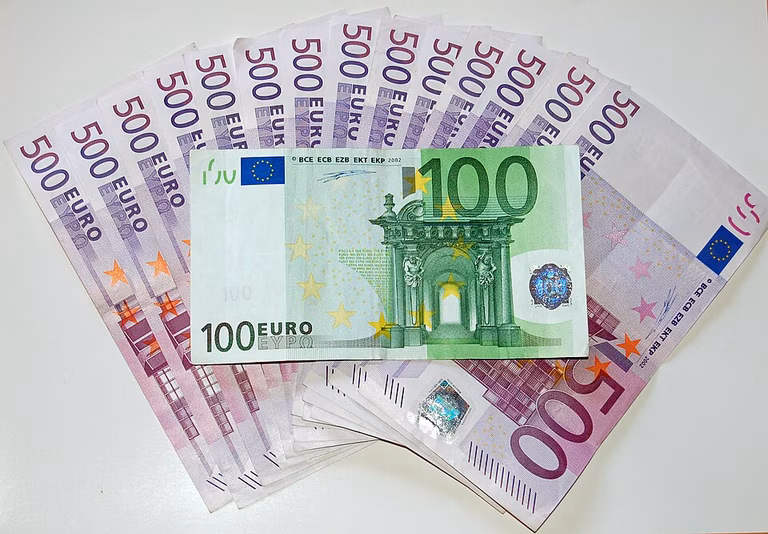 Euro-Scheine liegen auf einem Tisch