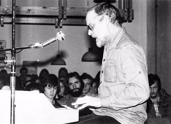 Hanns Dieter H&uuml;sch an seiner Philicorda-Orgel bei einem Vortragsabend an der Universit&auml;t Kaiserslautern, Mitte der 1980er-Jahre.