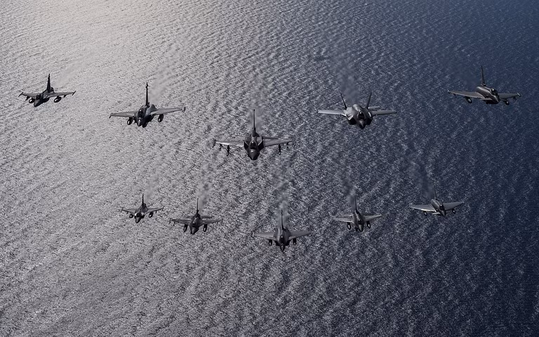 NATO-Kampfjets der Alliierten fliegen am 4. Oktober 2024 im Formationsflug &uuml;ber der Westk&uuml;ste Griechenlands im Rahmen der &Uuml;bung Ramstein Flag 24. 