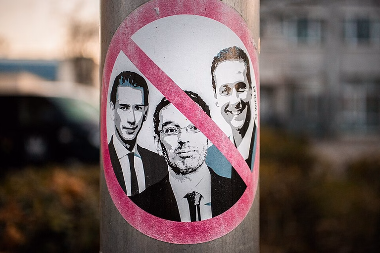 Verblasster Aufkleber vom Netzwerk gegen schwarz-blau mit Kurz, Kickl und Strache