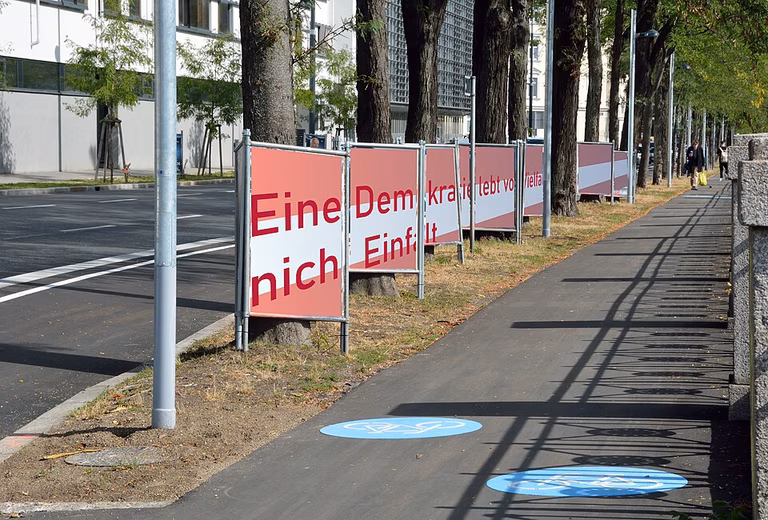  W&auml;hrend des Pr&auml;sidentschaftswahlkampfes 2022 waren die Wahlplakate von Walter Rosenkranz entlang der Linken Wienzeile sehr dominant. Aber Demokratie braucht Vielfalt und das Urheberrecht Verblendung.